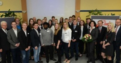 Jungunternehmer für eine Woche: die Teilnehmer am Wirtschaftsplanspiel Management Information Game des Beruflichen Gymnasiums Wirtschaft in Lingen mit Vertretern der ANF als Gastgeber und dem Arbeitgeberverband. Foto: Pertz