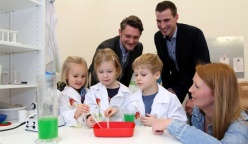 Dem kindlichen Forscherdrang viel Raum geben gehört bei der Rosen-Betriebskita Rokids im Lingener Industriepark Süd seit 2008 zum Konzept – hier experimentieren (v. l.) Theresa, Hanna und Henri mit ihrer englischsprachigen Erzieherin Helen, im Hintergrund Rene Werner (l.) vom Landkreis Emsland und Kita-Manager Mathias Demberger. Foto: Carsten van Bevern