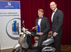 Christian Gnaß, geschäftsführender Gesellschafter der emco Group, und Marketingleiter Kay-Uwe von Hebel nahmen den  Marketingpreis der Region Münster/Osnabrück für die Markteinführung ihrer Elektroroller entgegen. 