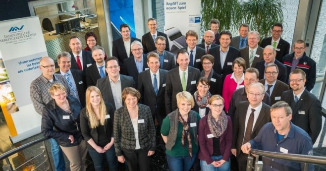 Gruppenfoto bei der Firma Kampmann GmbH, Lingen (© Helmut Kramer)