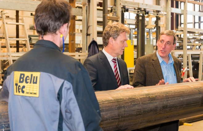 BeluTec-Geschäftsführer Bernd Lucas und Oberbürgermeister Dieter Krone in den Produktionshallen. Foto: Helmut Kramer.