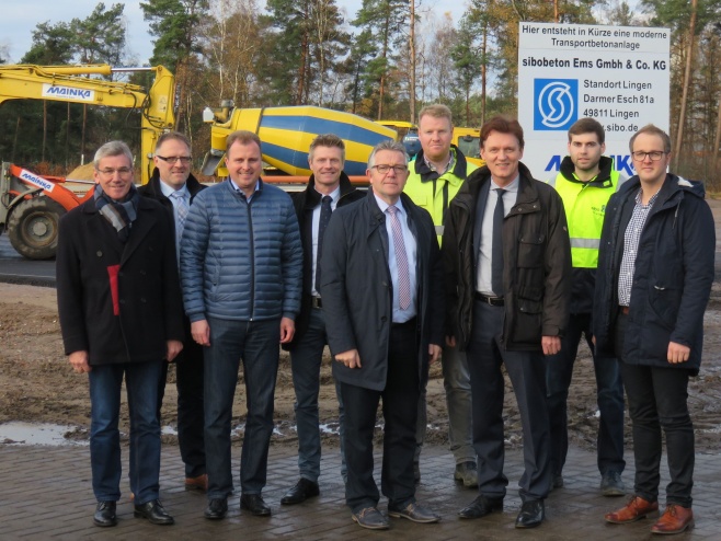 sibo-Geschäftsführer Mario Hübner (Mitte) stellte Oberbürgermeister Dieter Krone (3.v.r.) und Ortsbürgermeister Werner Hartke (links) das Bauvorhaben der SIBO-Gruppe vor Ort im IndustriePark vor.