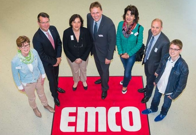 Beeindruckt zeigten sich Jens Gieseke (Mitte) und Godelieve Quisthoudt-Rowohl (3. v. l.) von „emco“.Foto: emco