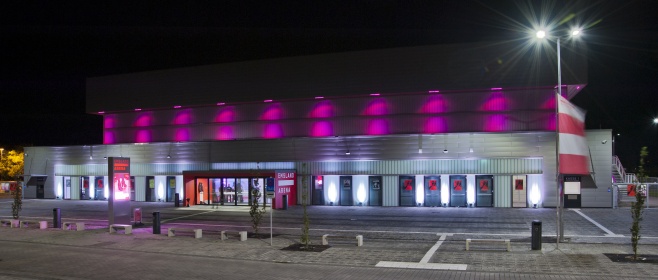 Die Emsland Arena "bei Nacht", während einer Veranstaltung. Foto: Jan Comin.
