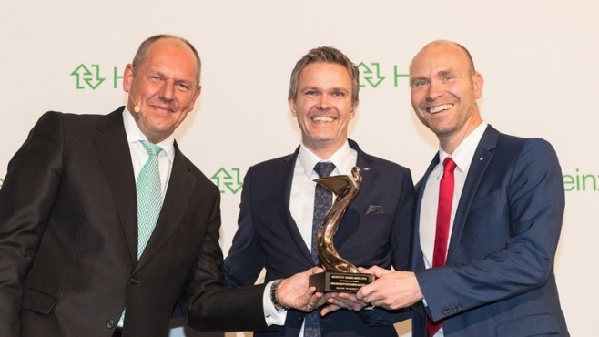 Vertriebsleiter Carsten Niehoff (Mitte) und Leiter Marketing Kay-Uwe von Hebel (rechts) nahmen den „Architects‘ Darling Award“ 2016 in Gold für Emco Bau von Jörg Kreuder, Gesamtvertriebsleiter bei der Heinze GmbH, entgegen. Foto: Emco