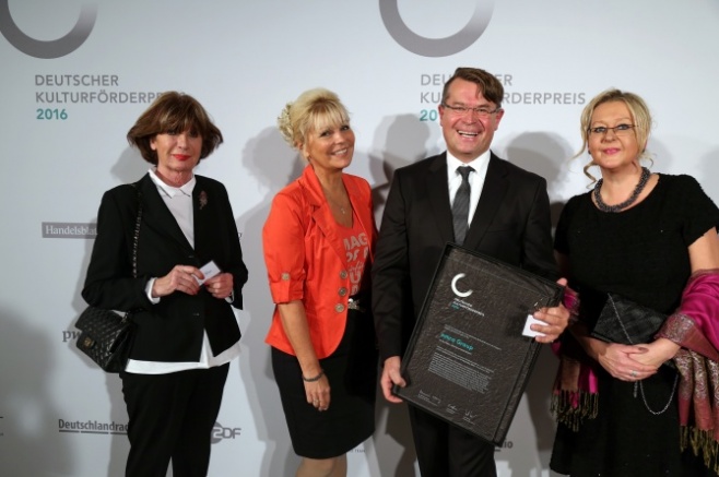 Der Deutsche Kulturförderpreis 2016 ging an die emco Group aus Lingen. In Frankfurt nahmen ihn Mitglieder des Vereins Kulturforum St. Michael vom Rat für kulturelle Bildung entgegen: (v.l.) Ulrike Müller (Hauptgesellschafterin emco Group), Gaby Stegmann (2. Vorsitzende Kulturforum St. Michael), Christian Gnaß (Geschäftsführender Gesellschafter emco Group und 1. Vorsitzender Kulturforum St. Michael) und Heike Plesse (Marketingkommunikation emco Group) Quelle: Anna Meuer