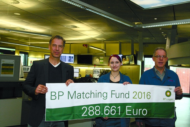Bernhard Niemeyer-Pilgrim (Mitglied der Geschäftsführung), Vanessa Jaske und Reinhold Diekamp (stellvertretender Betriebsratsvorsitzender) präsentieren die Summe, die BP Lingen Mitarbeiter im Jahr 2016 durch ihren ehrenamtlichen Einsatz und das Matching Fund Programm der BP gespendet haben.