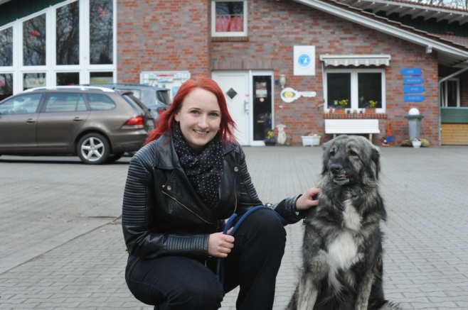 Vanessa Jaske mit der im Tierheim lebenden Hündin „Birte“, die sie regelmäßig ausführt.