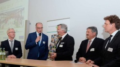 Moderator Harald Prokosch (Mitte) im Gespräch mit (von links): Stefan Engelshove, Andreas Mainka (Wirtschaftsverband Emsland), Landrat Reinhard Winter und Oberbürgermeister Dieter Krone. Foto: Thomas Pertz