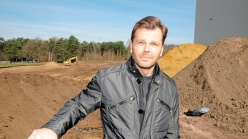 Die Arbeiten haben bereits begonnen: Geschäftsführer Ernst Trapp hofft, dass spätestes im Oktober auf der jetzigen Baustelle die neue Logistikhalle steht. Foto: Sven Lampe