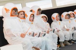 „Die ‚Astronauten‘ von ROBIGS begeisterten mit ihrer Aufführung der ‚Entdecker-Rakete‘ die Gäste, Lehrkräfte und Eltern gleichermaßen – und das auf Deutsch und Englisch.“