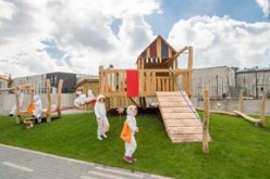 „Der zur offiziellen Einweihung erstmalig freigegebene ‚Entdecker-Spielplatz‘ des ROBIGS-Gebäudes erfreute sich großer Beliebtheit der Schülerinnen und Schüler und wurde sofort intensiv genutzt.“