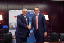 RWE und TotalEnergies vereinbaren wegweisenden Langzeit-Abnahmevertrag für grünen Wasserstoff
