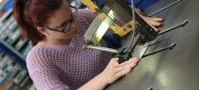 Viele Schritte von Blech zum Abreißroller