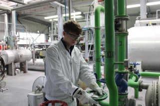 Zum Chemikanten wird dieser Azubi bei Baerlocher ausgebildet. Auch Produktionsleiter Mario Kock hatte 1988 diese Ausbildung begonnen. 