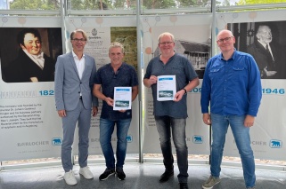 Gratulation zum 40-jährigen Arbeitsjubiläum (von links): Werksleiter Christian Schulze Severing, Heinrich Hermann Egbers, Günter Ströer und Betriebsratsvorsitzender Bernt Kastein.
