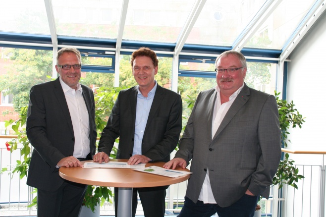 Der Leiter der Wirtschaftsförderung Ludger Tieke (li.), Oberbürgermeister Dieter Krone (Mitte) und der Vorsitzendes des Wirtschafts- und Grundstücksausschusses, Stefan Wittler, stellten gemeinsam die aktuellen Entwicklungen des Wirtschaftsstandortes Lingen vor. 
