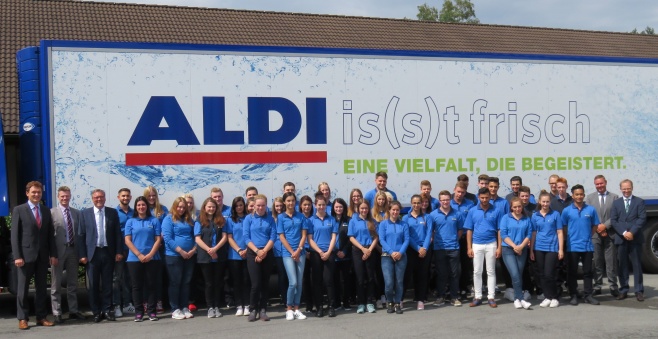 Von den 130 Nachwuchskräften, die am 1. August ihre Ausbildung im IndustriePark Lingen begonnen haben, werden alleine 40 von der Aldi GmbH & Co. KG ausgebildet. Geschäftsführer Heinz Diekhaus (3.v.l.), Personal- und Verwaltungsleiter Michael Küpker (rechts) und Ausbildungsleiter Markus Berning (2.v.r.) begrüßten gemeinsam mit Oberbürgermeister Dieter Krone (links) und Wirtschaftsförderer Dietmar Lager (2.v.l.) die Neuzugänge.