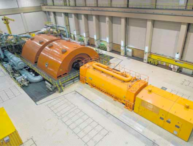 Blick auf den Generator und die Turbine des Kernkraftwerkes Emsland.