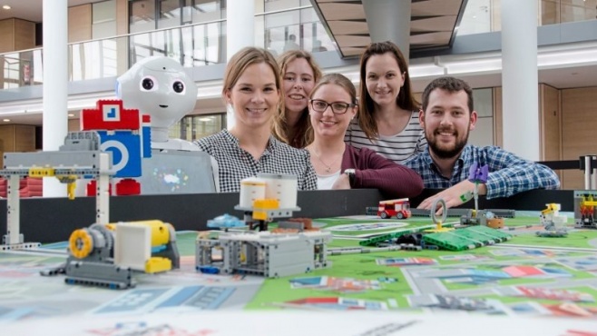 Das Organisationsteam hat die Spielfelder, auf denen die Robot-Games stattfinden werden, bereits im Innovation-Center der Rosen-Gruppe in Lingen aufgebaut. Foto: Rosen-Gruppe