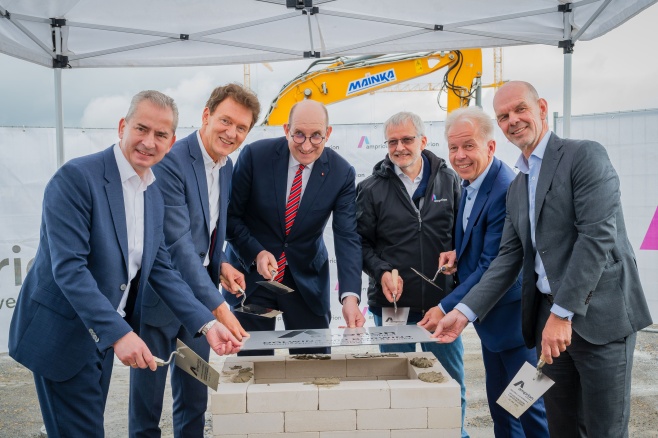 Setzten den Startschuss für die neue Konverterstation: (von links) Peter Barth, Geschäftsführer Amprion Offshore GmbH, Oberbürgermeister Dieter Krone, der Staatssekretär im Niedersächsischen Wirtschaftsministerium, Matthias Wunderling-Weilbier, Gesamtprojektleiter Fred-Günther Wegener, Carsten Lehmköster, Leiter Netzwirtschaft bei Amprion und Hauke Jürgensen, Leiter Large Transmission Solutions bei Siemens Energy.
