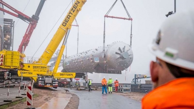 Auf Hochtouren laufen die Vorbereitungen zur anstehenden Großrevision bei der BP in Lingen. Dazu gehört auch der Einbau dieser knapp 300 Tonnen schweren Kolonne. Als „Kolonne“ werden in der Raffinerie säulenförmige Anlagenteile bezeichnet, die dazu dienen, Stoffgemische durch thermische Verfahren zu trennen. Foto: BP Lingen