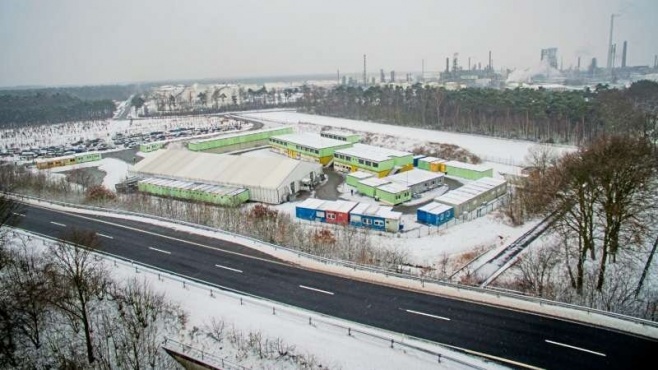 Das Fremdfirmengelände der BP wurde entlang der B70 erweitert und befindet sich im Aufbau. Insgesamt werden hier für den Stillstand rund 200 Bürocontainer, vier Umkleidezelte und 2.250 Parkplätze zur Verfügung stehen. Foto: BP Lingen