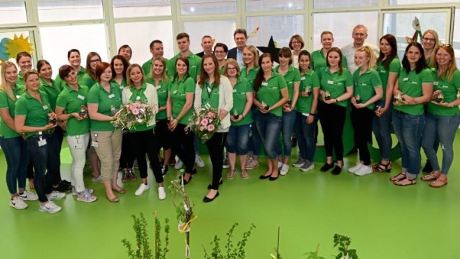 Die Erzieherinnen und Erzieher der bilingualen Kindertagesstätte Rokids der Rosen-Gruppe mit ihren Gästen. Foto: Thomas Pertz